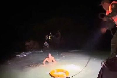 Lực lượng Đồn Biên phòng Đảo Trần kịp thời cứu 9 ngư dân bị chìm tàu