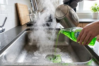 Cách tự thông tắc bồn rửa bát bị nghẹt mỡ tại nhà