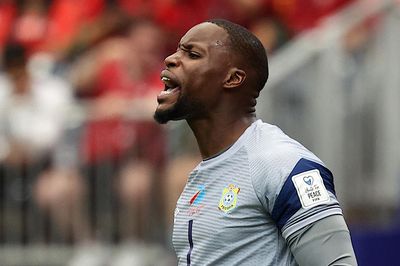 Thủ môn khiến Ronaldo 'tịt ngòi': Thấp nhất World Cup, bị Quang Hải đánh bại