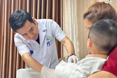 Bé 22 tháng suýt mất bàn tay vì máy dập cốc, bác sĩ nối thành công sau 5 giờ