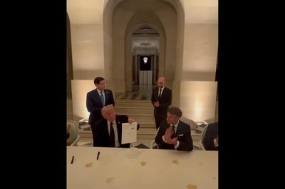 Video khoảnh khắc ông Trump kí thỏa thuận hòa bình Mỹ-Iran ngay trên bàn tiệc