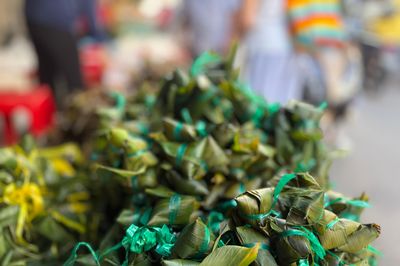 Người dân TP.HCM đổ xô mua bánh ú, lá xông dịp Tết Đoan Ngọ