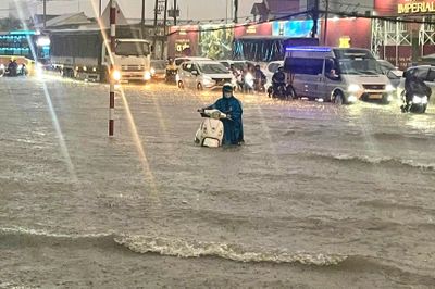 Quốc lộ 13 TP.HCM ngập như sông sau mưa, người dân bì bõm đẩy xe về nhà