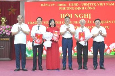 Phường Định Công trao quyết định công nhận các hội quần chúng