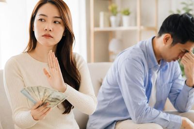 Chồng ly hôn vì quy định khó tin của vợ về chuyện phòng the