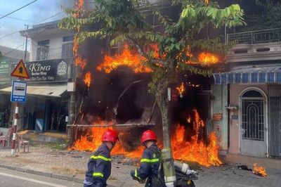 Hiện trường nhà dân bốc cháy dữ dội, nhiều đồ đạc bị thiêu rụi ở Huế