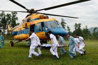 Không quân 916 diễn tập đưa nạn nhân rời nóc nhà cao tầng bằng trực thăng