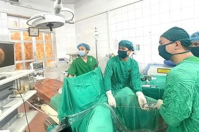 Đau lưng, tiểu buốt, bé trai 8 tuổi được phát hiện mắc bệnh ít gặp