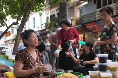Người Hà thành rộn ràng đón Tết Đoan Ngọ