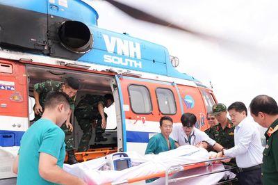 Cấp cứu khẩn cấp nhân viên y tế từ nhà giàn nghi nhồi máu cơ tim