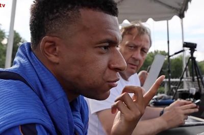 Mbappe gây sốt khi ngồi cùng HLV quan sát đồng đội tập