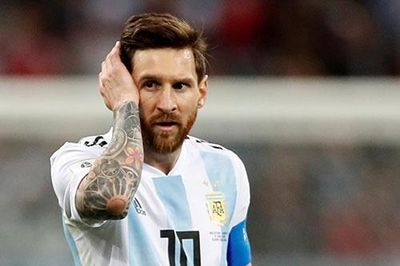 Hat-trick nở rộ, kỷ lục của Messi hết vùng an toàn