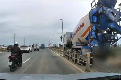 Xe bồn đi vào làn xe máy, tông tử vong người trên cầu Nhật Tân