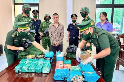 Bắt giữ lượng lớn ma túy trên quốc lộ 8A