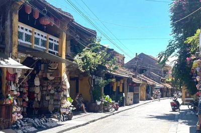 Nắng nóng tiếp diễn ở đồng bằng Bắc Bộ và Trung Bộ, có nơi trên 38 độ C