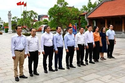 Đoàn đại biểu Hội Nhà báo Việt Nam dâng hương tưởng niệm đồng chí Nguyễn Đức Cảnh