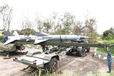 Vượt nắng lửa bên bệ phóng tên lửa