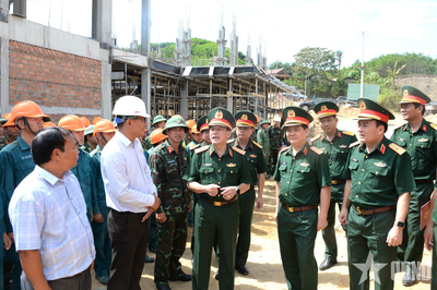 Thượng tướng Trương Thiên Tô thăm, động viên lực lượng tham gia xây dựng trường học tại khu vực biên giới TP Đà Nẵng