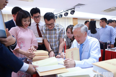 Ra mắt sách của nguyên Phó thủ tướng Thường trực Chính phủ Nguyễn Hòa Bình