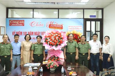 Đại tá Nguyễn Xuân Hoàng thăm, chúc mừng Ban Chuyên đề Công an TP nhân Ngày Báo chí cách mạng Việt Nam