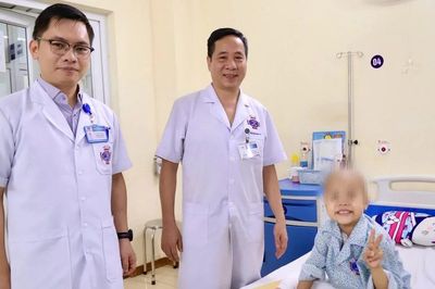 Thay khớp tăng trưởng nhân tạo cho bé 6 tuổi mắc ung thư xương