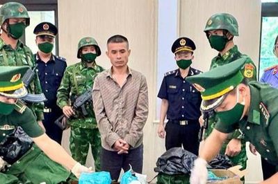 Bắt 2 đối tượng vận chuyển 27 kg ma túy qua biên giới