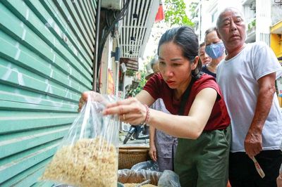 Người dân Hà Nội tất bật mua sắm trong ngày Tết Đoan Ngọ