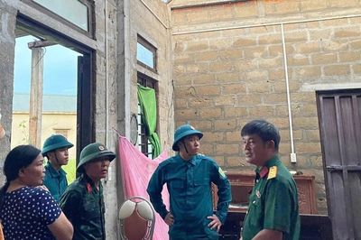 Giông lốc quật ngã hàng trăm cây xanh, tốc mái 18 căn nhà ở Huế