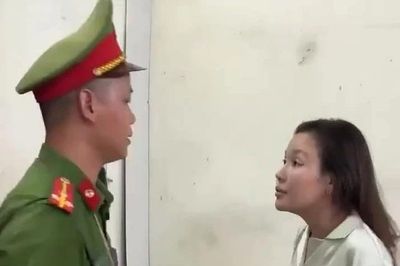 Người phụ nữ chửi bới, hành hung cán bộ công an là ai?