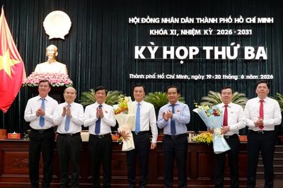 Miễn nhiệm một Phó chủ tịch và hai ủy viên UBND TPHCM