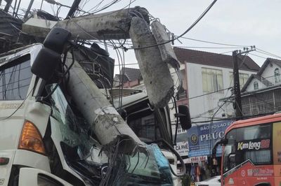 Xe tải chở 12 tấn cà phê tự trôi, tông gãy trụ điện và nhiều phương tiện