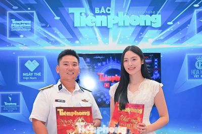 Á hậu Vân Nhi chụp hình với độc giả tại Hội báo toàn quốc 2026