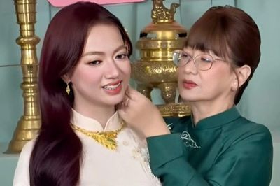 Xuân Nghi đeo vàng trĩu cổ