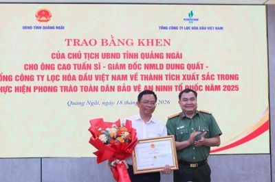 Giám đốc NMLD Dung Quất được trao tặng bằng khen trong phong trào toàn dân bảo vệ an ninh Tổ quốc