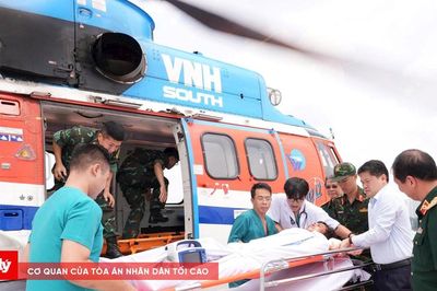 Đưa nhân viên y tế nguy kịch về đất liền