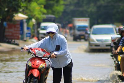 Cảnh tượng tát nước, dắt xe trên con đường được đầu tư 93 tỷ đồng để cải tạo, chống ngập