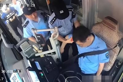 Tài xế bị nhồi máu cơ tim vẫn cố đạp phanh 2 lần để cứu 12 hành khách