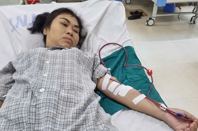 Mẹ suy thận giai đoạn cuối, con trai nghẹn ngào: 'Cháu chỉ còn mẹ thôi'