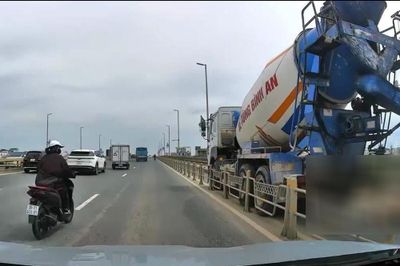 Xe bồn va chạm xe máy trên đường dẫn cầu Nhật Tân, 1 người tử vong