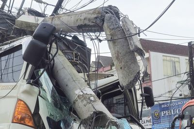 Ô tô tải chở 12 tấn cà phê bất ngờ tự trôi, tông nhiều xe, húc gãy trụ điện