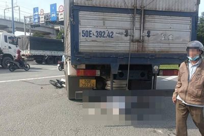 Xe tải ôm cua cuốn cô gái vào gầm, kéo lê khiến nạn nhân tử vong