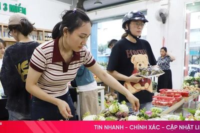 Người dân Hà Tĩnh tất bật mua sắm lễ vật tết Đoan Ngọ