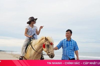 Du khách thích thú cưỡi ngựa, ngắm biển ở Hà Tĩnh