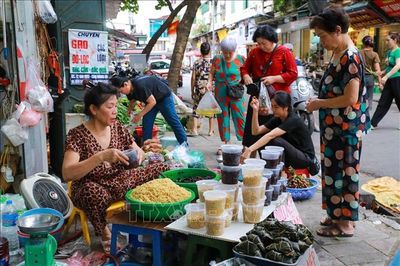 Nhộn nhịp chợ Tết Đoan Ngọ