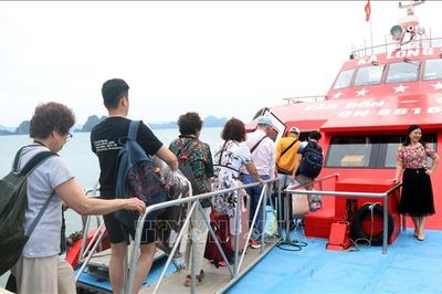 Du lịch biển đảo hấp dẫn du khách dịp hè nắng nóng