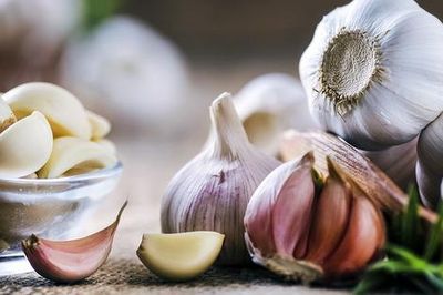 Người phụ nữ ăn tỏi sống mỗi ngày để 'ngừa ung thư', sau 6 tháng nhận tin bất ngờ