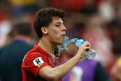 Quy định nghỉ uống nước giữa các hiệp đấu của FIFA gây tranh cãi dữ dội