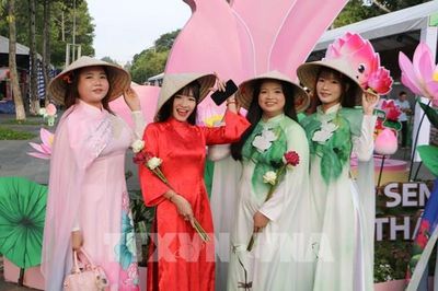 'Ngẩn ngơ' ngắm hàng trăm tà áo dài nhuộm thắm đất Sen Hồng