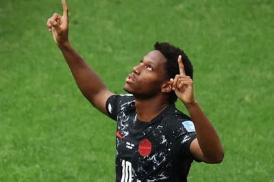 Lập hat-trick giống Messi, Jonathan David viết kỷ lục sau gần một thế kỷ