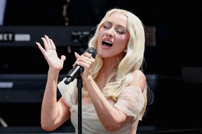 Christina Aguilera tỏa sáng trong váy xuyên thấu tại lễ khánh thành Trung tâm Tổng thống Obama